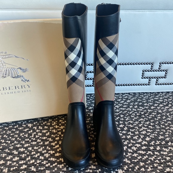 Burberry Chesterford Rainboots - Picture 2 of 11